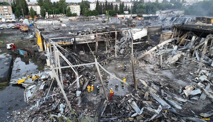 A resident of Kremenchuk spoke about the consequences of a missile strike on a local shopping mall