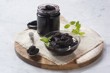 Як приготувати варення із шовковиці на зиму: простий рецепт із лимоном