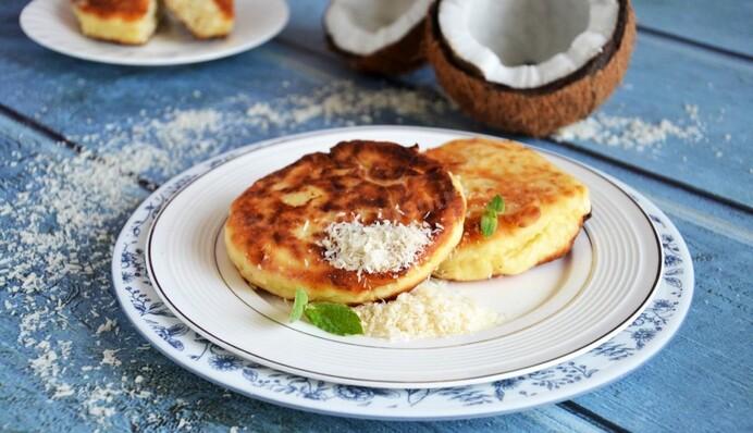 Як приготувати на сніданок оригінальні кокосові сирники: простий рецепт