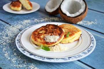 Як приготувати на сніданок оригінальні кокосові сирники: простий рецепт