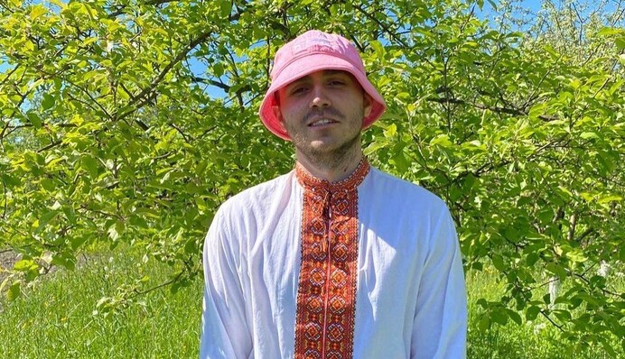 В фирменной панаме и вышиванке: фронтмен Kalush Orchestra Олег Псюк украсил обложку американского глянца