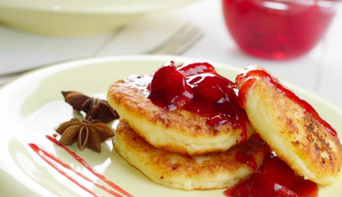 Ніжні сирні сирники з вишнею: як приготувати, щоб не розвалювалися
