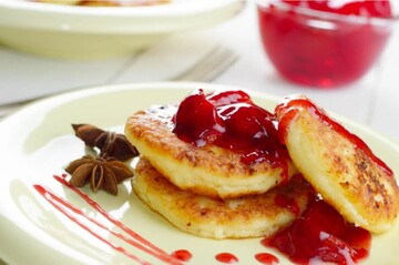 Нежные творожные сырники с вишней: как приготовить, чтобы не разваливались