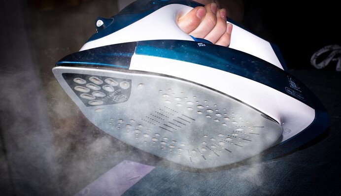 Як видалити з праски пригорілу тканину: 5 лайфхаків, щоб не залишилося слідів