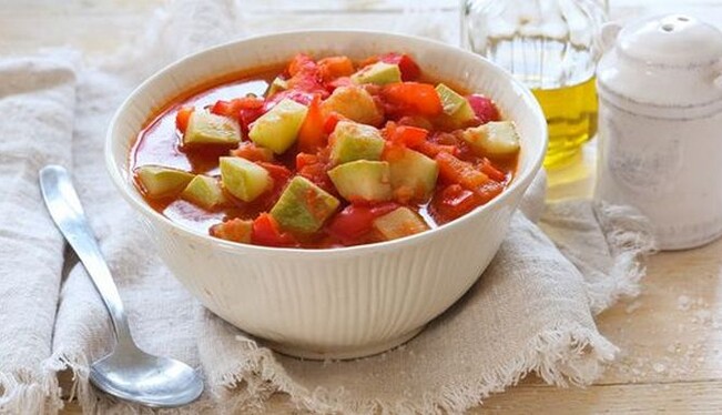 Як заготовити на зиму салат з кабачків кубиками: рецепт з помідорами та часником