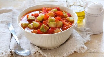 Как заготовить на зиму салат из кабачков кубиками: рецепт с помидорами и чесноком