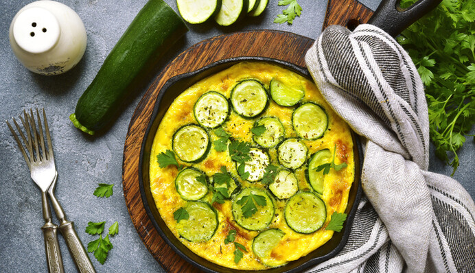 Как приготовить вкусный омлет с кабачками на сковороде: простой рецепт