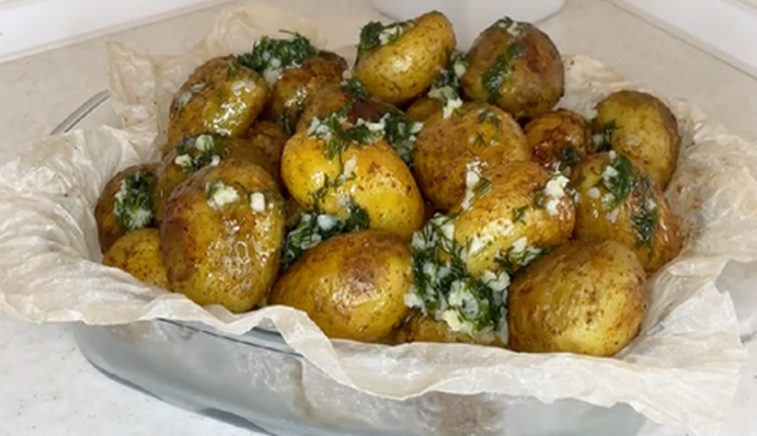 Как вкусно запечь молодую картошку с чесноком: рецепт, который не подведет