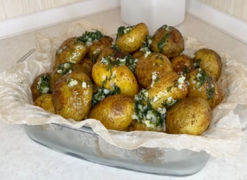 Как вкусно запечь молодую картошку с чесноком: рецепт, который не подведет