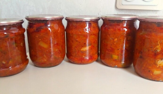 Как закрыть на зиму вкусный салат из кабачков с сардиной в масле: простой рецепт