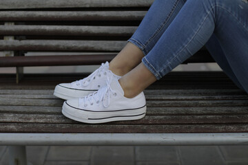 Чим відмити білу підошву на кросівках, щоб була як нова: 6 простих способів