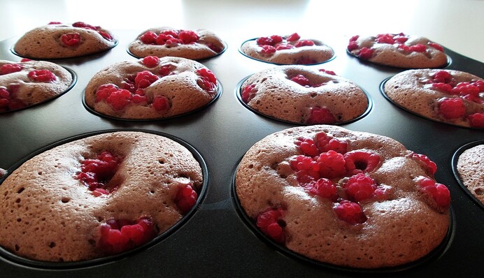 Как приготовить нежные сырные кексы с малиной: пошаговый рецепт