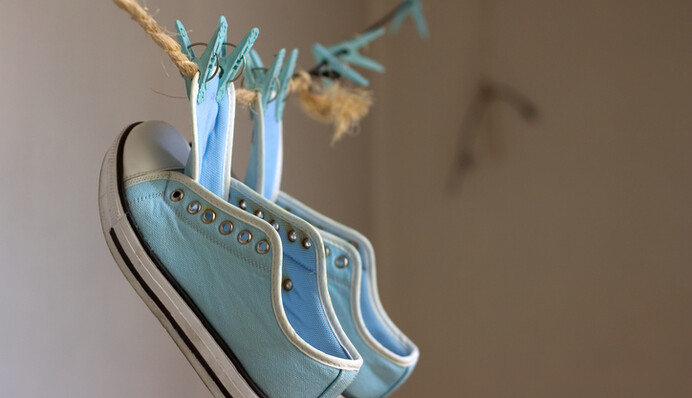 Как избавиться от неприятного запаха в обуви: простой лайфхак с уксусом