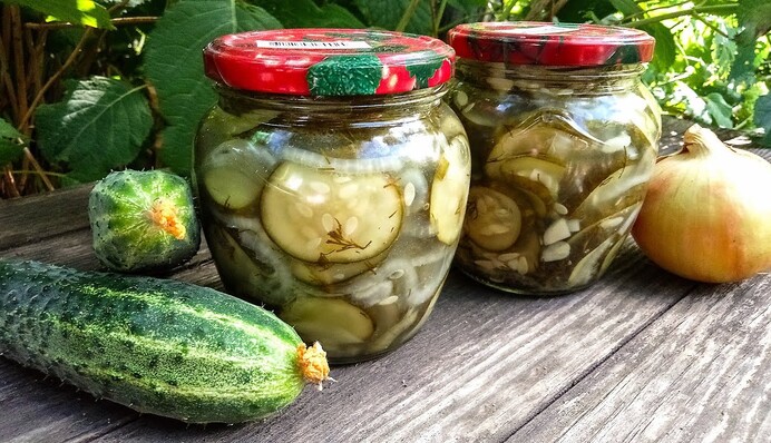 Як приготувати на зиму Ніжинський салат із огірків: класичний рецепт