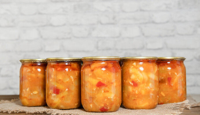 Как приготовить салат из кабачков Тещин язык: рецепт на зиму с томатным соусом