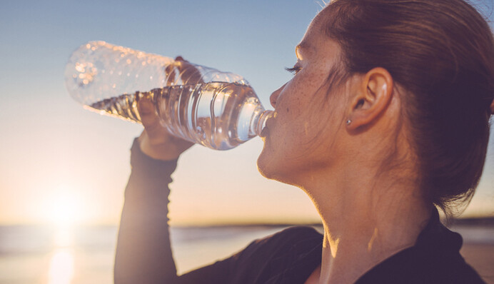 Як зробити воду холодною, якщо немає льоду: 6 способів, які стануть у нагоді влітку