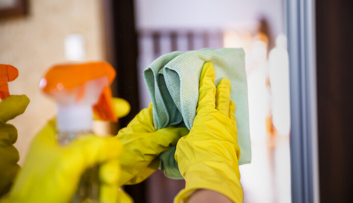 Чим помити дзеркало, якщо немає спеціального засобу: 6 дієвих способів