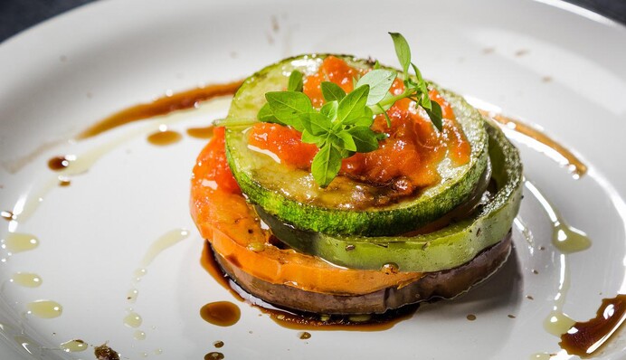 Як смачно приготувати кабачки з підливою у духовці: простий рецепт