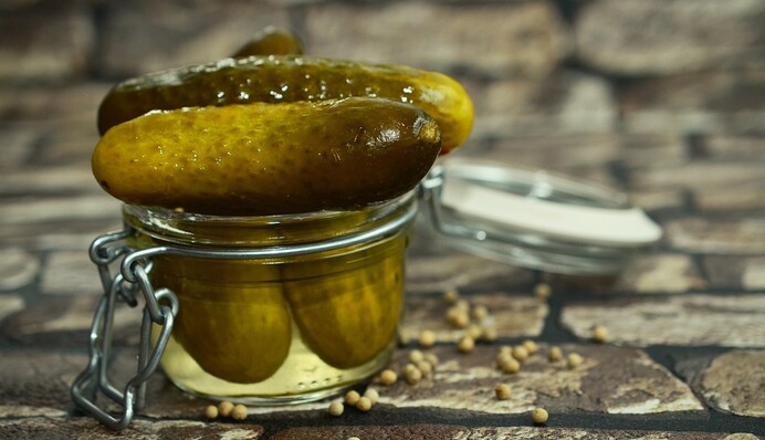 Чому вибухають банки з огірками і як цього уникнути: 5 помилок у консервації