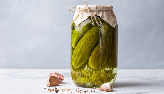 Як приготувати на зиму солоні огірки з горілкою: рецепт на трилітрову банку