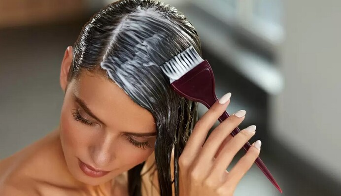 Чим відмити фарбу для волосся зі шкіри: 8 домашніх засобів, які приберуть плями