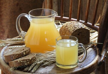 Как приготовить освежающий и сладкий квас на дрожжах: домашний рецепт