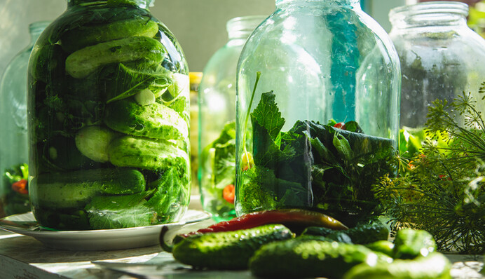 Як закрити хрусткі мариновані огірки з кропом та часником: популярний рецепт