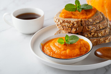 Как закрыть на зиму кабачковую икру с майонезом: простой рецепт