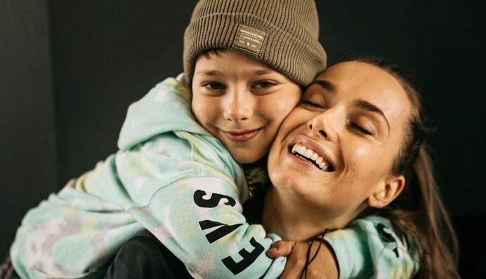 Тепер звикатимемо до тривог: Ксенія Мішина із сином повернулися до Києва