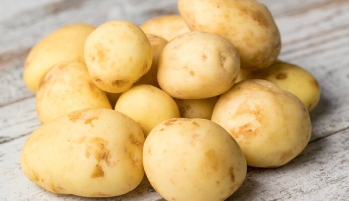 Як швидко почистити молоду картоплю без ножа: 5 найпростіших способів