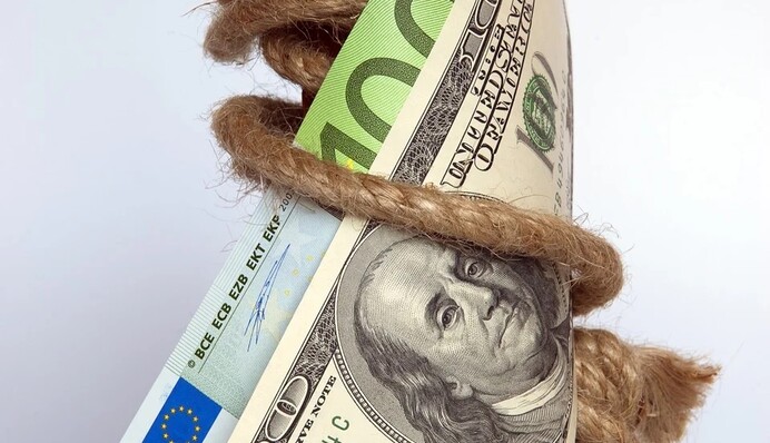 Евро и доллар - в одну цену: что происходит с курсом валют в мире