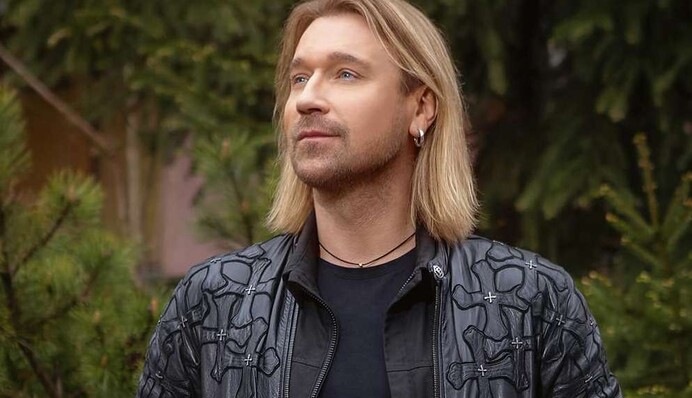 Не хочет пиариться во время беды: адвокат Винника рассказала, где находится певец и почему молчит о войне