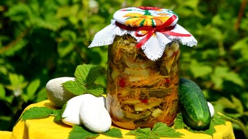 Как заготовить маринованные огурцы с морковкой по-корейски: популярный рецепт