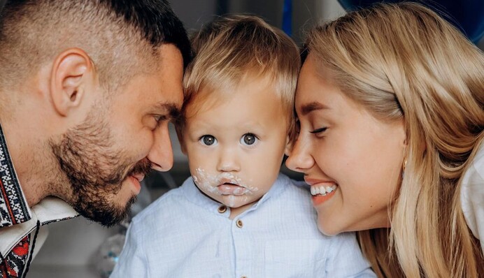 Подарок судьбы: Никита Добрынин с женой в первый день рождения сына устроили милую фотосессию