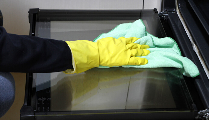 Как почистить дверцу духовки от застаревшего жира: простые и полезные лайфхаки