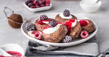 Как приготовить нежные шоколадные сырники с вишней: вкусный рецепт