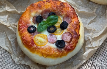 Как приготовить порционные пиццы-булочки с колбасой и сыром: простой рецепт