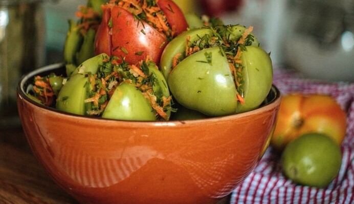 Як приготувати мариновані зелені помідори, начинені морквою та часником: рецепт смачної закуски