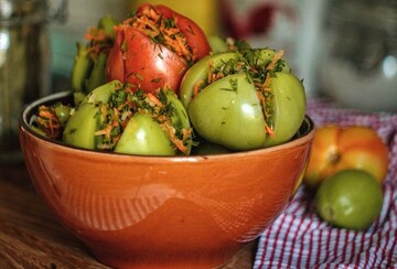 Как приготовить маринованные зеленые помидоры, начиненные морковью и чесноком: рецепт вкусной закуски