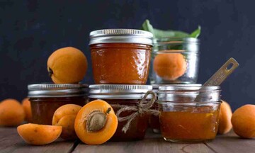 Как закрыть на зиму вкусное абрикосовое варенье с миндалем: популярный рецепт