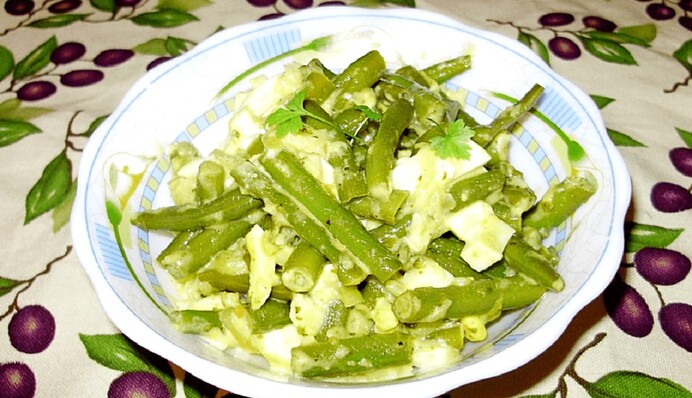 Як зробити теплий салат зі спаржевою квасолею та яйцями: простий рецепт