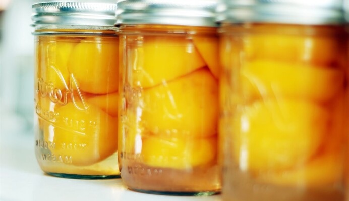 Як консервувати на зиму смачні персики в сиропі: рецепт із медом