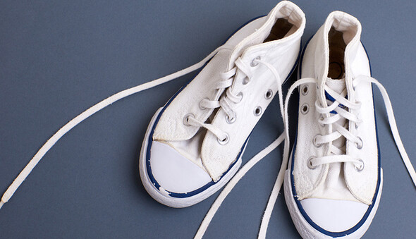 Як почистити білі кеди від жовтих плям та бруду: 4 перевірені лайфхаки