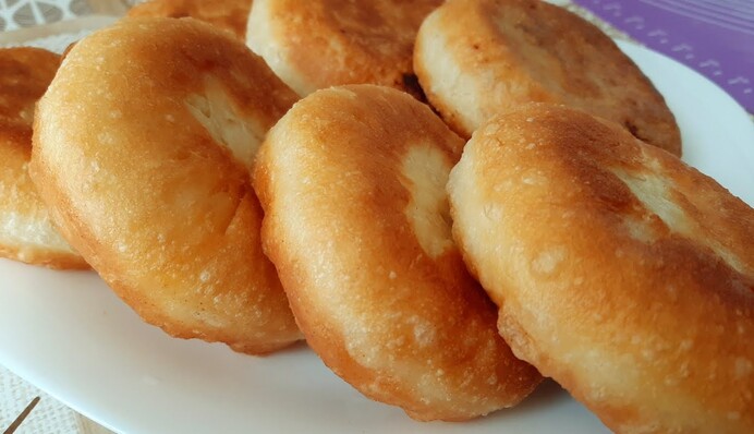 Як приготувати ідеальне тісто для біляшів, щоб були ніжні та хрумкі: рецепт на молоці