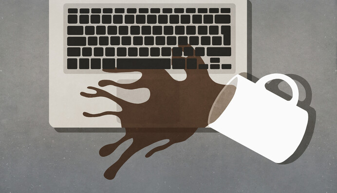 Что делать, если разлил воду на ноутбук: важные советы, чтобы не испортить технику