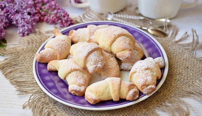 Как приготовить к чаю нежные рогалики с абрикосами: простой рецепт на творожном тесте