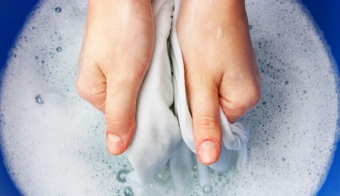 Як ідеально відіпрати білі шкарпетки, щоб не залишилося плям: 4 розумні лайфхаки