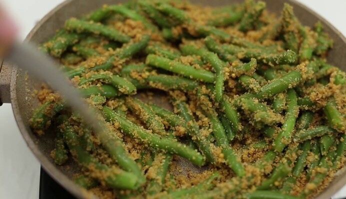 Так вы еще не готовили: вкусный рецепт стручковой фасоли в сухарях и свежем укропе