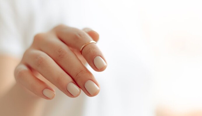 Як зняти лак з нігтів без спеціального засобу: 7 простих способів, які варто знати