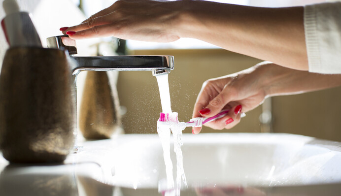 Чи можна кип'ятити зубну щітку та як очистити її від мікробів: 6 простих способів